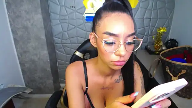 Snapshot of Tiffanny chatting on 03-12-25, 06:33 Tiffanny online show from 03-12-25, 06:33