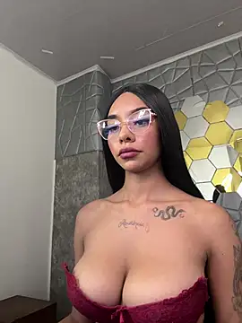 Snapshot of Tiffanny chatting on 03-21-25, 03:46 Tiffanny online show from 03-21-25, 03:46