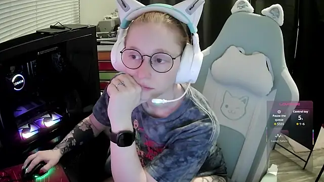 LilyFoxxx online show from 06-12-26, 05:28
