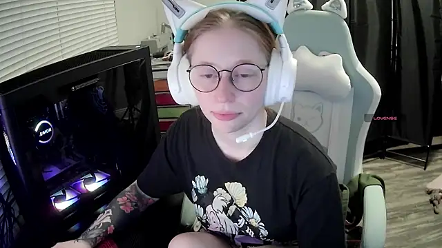 LilyFoxxx online show from 07-25-26, 06:00