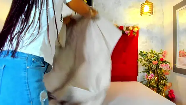 Snapshot of SilvannaFit chatting on 12-20-25, 10:33 SilvannaFit online show from 12-20-25, 10:33