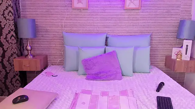 Catalinna Thompson online show from 01-09-25, 03:44