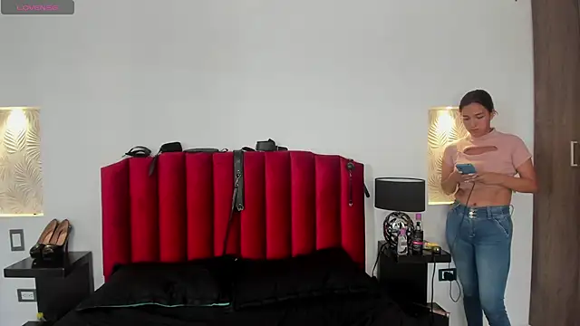 Snapshot of Violeta_Roa chatting on 01-17-25, 07:16 Violeta Roa online show from 01-17-25, 07:16
