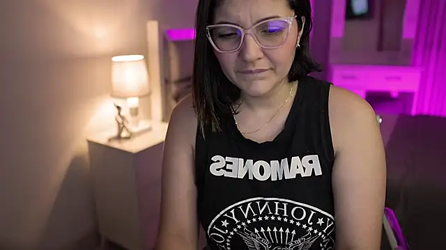 Snapshot of Camilaa_bueno chatting on 12-15-24, 01:24 Camilaa bueno online show from 12-15-24, 01:24