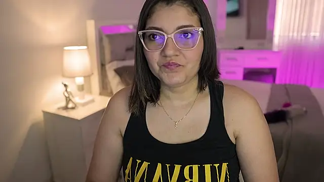 Snapshot of Camilaa_bueno chatting on 12-22-24, 03:44 Camilaa bueno online show from 12-22-24, 03:44