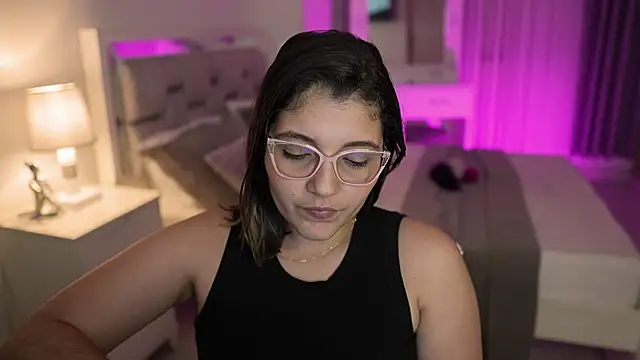 Snapshot of Camilaa_bueno chatting on 12-30-24, 01:48 Camilaa bueno online show from 12-30-24, 01:48