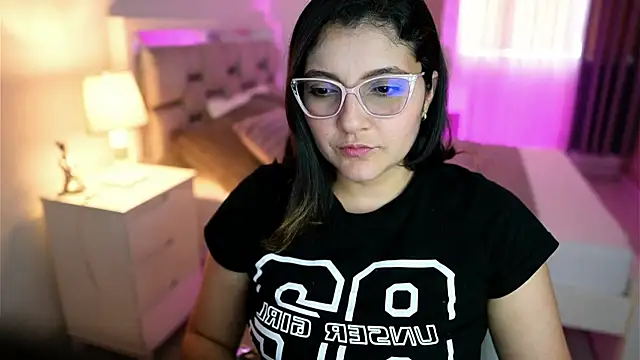 Snapshot of Camilaa_bueno chatting on 03-08-25, 08:57 Camilaa bueno online show from 03-08-25, 08:57