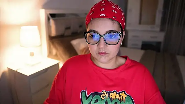 Snapshot of Camilaa_bueno chatting on 10-17-25, 02:37 Camilaa bueno online show from 10-17-25, 02:37