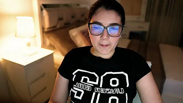 Snapshot of Camilaa_bueno chatting on 10-19-25, 11:49 Camilaa bueno online show from 10-19-25, 11:49