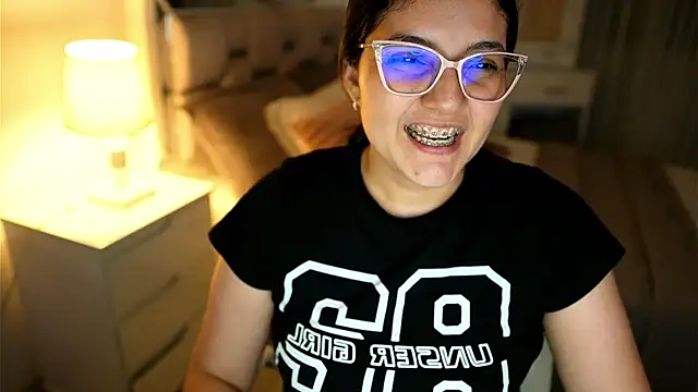 Snapshot of Camilaa_bueno chatting on 11-26-25, 02:45 Camilaa bueno online show from 11-26-25, 02:45