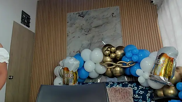 Any topless online show from 10-01-25, 11:05