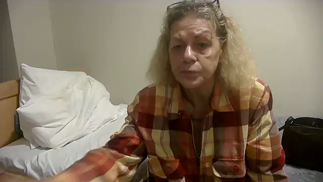 housewife shantie online show from 10-23-25, 08:57