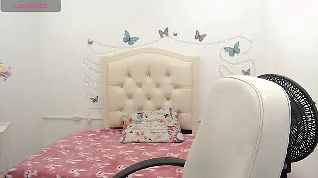 Snapshot of elly_willis chatting on 12-15-24, 11:09 elly willis online show from 12-15-24, 11:09