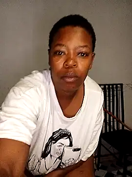 Snapshot of curvyloneah75 chatting on 10-18-25, 04:04 curvyloneah75 online show from 10-18-25, 04:04