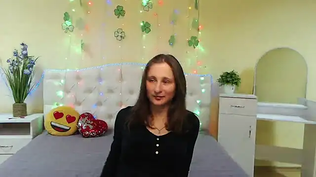 Snapshot of MichelLeee chatting on 03-21-25, 12:17 MichelLeee online show from 03-21-25, 12:17