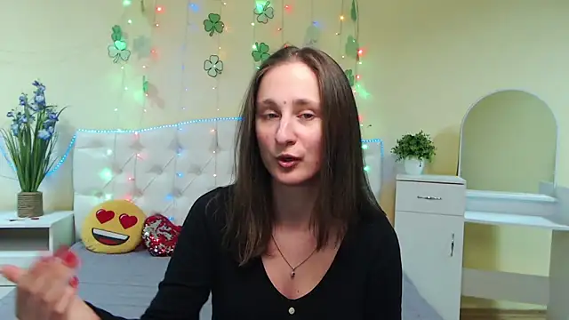 Snapshot of MichelLeee chatting on 03-21-25, 03:24 MichelLeee online show from 03-21-25, 03:24