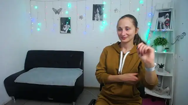 Snapshot of MichelLeee chatting on 09-26-25, 11:14 MichelLeee online show from 09-26-25, 11:14