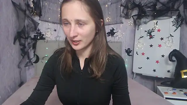 Snapshot of MichelLeee chatting on 10-17-25, 11:13 MichelLeee online show from 10-17-25, 11:13