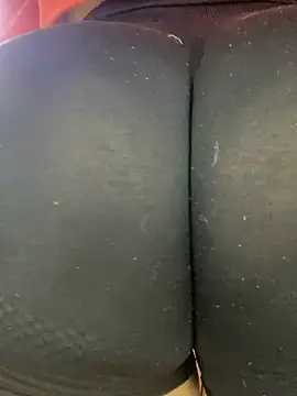 Snapshot of Leyna_Kenet chatting on 02-18-26, 08:05 Leyna Kenet online show from 02-18-26, 08:05