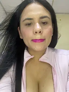 Leyna Kenet online show from 05-17-26, 01:36