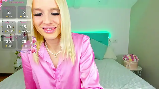 Snapshot of Lana_kitty__ chatting on 03-08-25, 03:50 Lana kitty online show from 03-08-25, 03:50