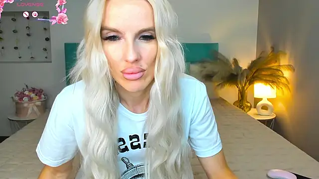 Snapshot of Lana_kitty__ chatting on 09-10-25, 09:15 Lana kitty online show from 09-10-25, 09:15