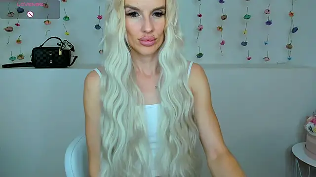 Snapshot of Lana_kitty__ chatting on 09-22-25, 10:12 Lana kitty online show from 09-22-25, 10:12