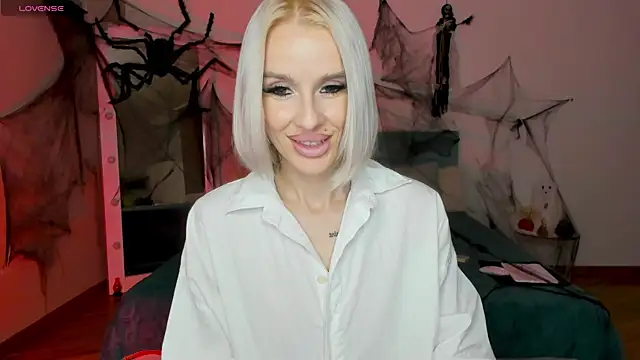 Snapshot of Lana_kitty__ chatting on 10-26-25, 11:20 Lana kitty online show from 10-26-25, 11:20