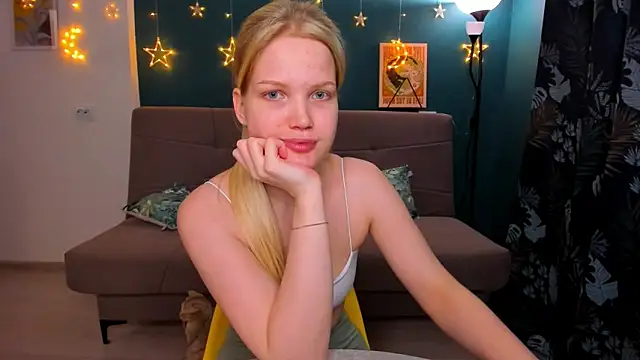 Snapshot of Xloe_Queen chatting on 02-09-25, 03:23 Xloe Queen online show from 02-09-25, 03:23