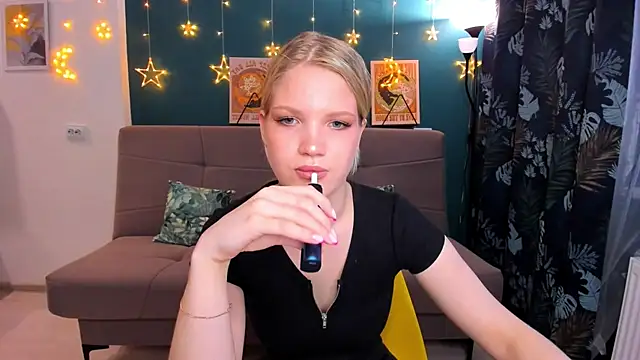 Snapshot of Xloe_Queen chatting on 03-16-25, 01:27 Xloe Queen online show from 03-16-25, 01:27