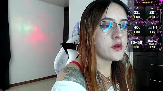 Snapshot of SarahXRusso chatting on 12-11-24, 01:37 SarahXRusso online show from 12-11-24, 01:37