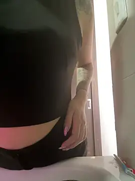 Snapshot of SarahXRusso chatting on 01-27-25, 03:39 SarahXRusso online show from 01-27-25, 03:39