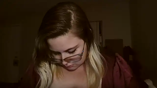 Snapshot of HoneyBear19 chatting on 12-23-24, 03:40 HoneyBear19 online show from 12-23-24, 03:40