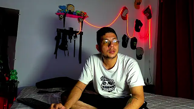 Snapshot of Nymphobuddies chatting on 01-27-25, 10:38 Nymphobuddies online show from 01-27-25, 10:38