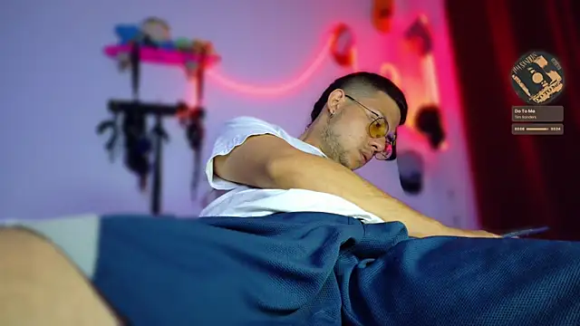 Snapshot of Nymphobuddies chatting on 02-14-25, 04:58 Nymphobuddies online show from 02-14-25, 04:58