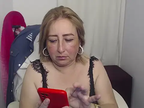 Snapshot of Xileny-Halliwey chatting on 01-11-25, 01:06 Xileny-Halliwey online show from 01-11-25, 01:06