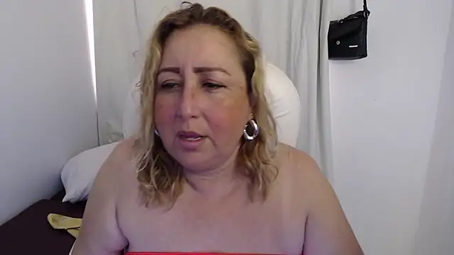 Snapshot of Xileny-Halliwey chatting on 09-18-25, 04:09 Xileny-Halliwey online show from 09-18-25, 04:09