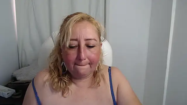 Snapshot of Xileny-Halliwey chatting on 10-07-25, 08:39 Xileny-Halliwey online show from 10-07-25, 08:39