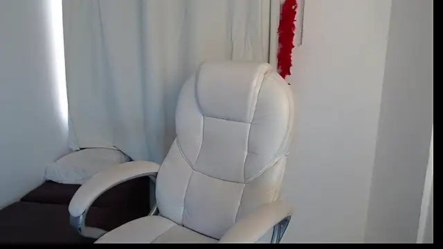 Snapshot of Xileny-Halliwey chatting on 10-19-25, 01:34 Xileny-Halliwey online show from 10-19-25, 01:34