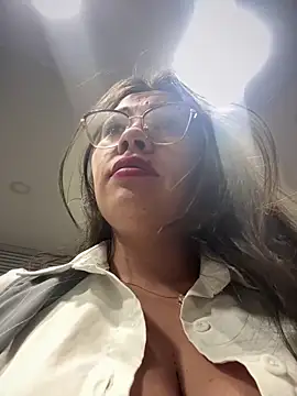 Snapshot of LIZ-06_ chatting on 12-20-25, 05:53 LIZ-06 online show from 12-20-25, 05:53