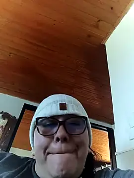 Darly Gomez online show from 11-26-25, 01:23