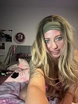 Snapshot of Hollyhudson123 chatting on 03-19-25, 10:00 Hollyhudson123 online show from 03-19-25, 10:00