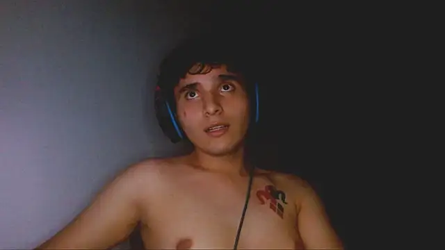 Snapshot of Charley_quin chatting on 09-15-25, 04:23 Charley quin online show from 09-15-25, 04:23