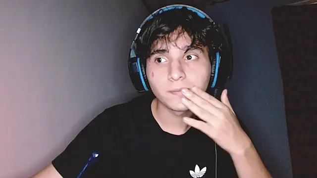 Snapshot of Charley_quin chatting on 10-17-25, 04:37 Charley quin online show from 10-17-25, 04:37