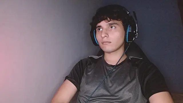 Snapshot of Charley_quin chatting on 10-19-25, 03:07 Charley quin online show from 10-19-25, 03:07