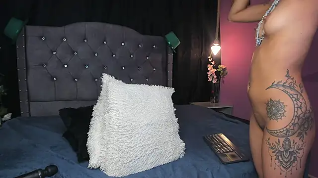 Snapshot of slutty_venus chatting on 03-22-25, 05:17 slutty venus online show from 03-22-25, 05:17