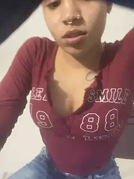 Snapshot of 1prettygem chatting on 12-16-24, 11:18 1prettygem online show from 12-16-24, 11:18