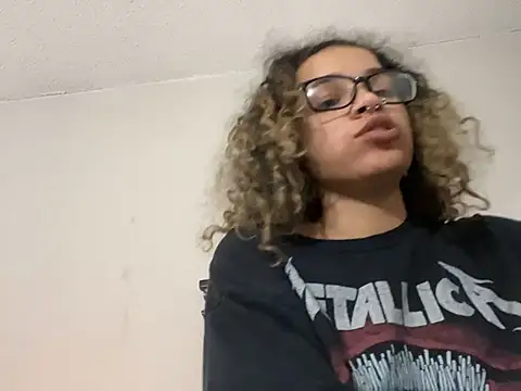 Snapshot of 1prettygem chatting on 12-29-24, 12:52 1prettygem online show from 12-29-24, 12:52