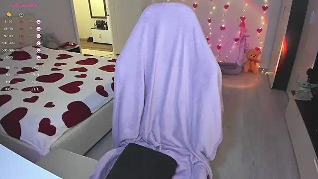 Snapshot of Amy_honey_angel chatting on 02-05-25, 11:55 Amy honey angel online show from 02-05-25, 11:55