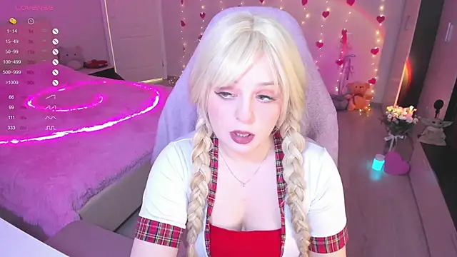 Snapshot of Amy_honey_angel chatting on 02-24-25, 10:04 Amy honey angel online show from 02-24-25, 10:04